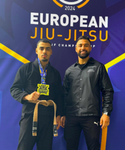 Les deux coachs de l’académie de Jiu-Jitsu, Naim Mojahed et Abderrahman Zekhnini, debout côte à côte, symbolisant la passion et l’expertise en Jiu-Jitsu brésilien.