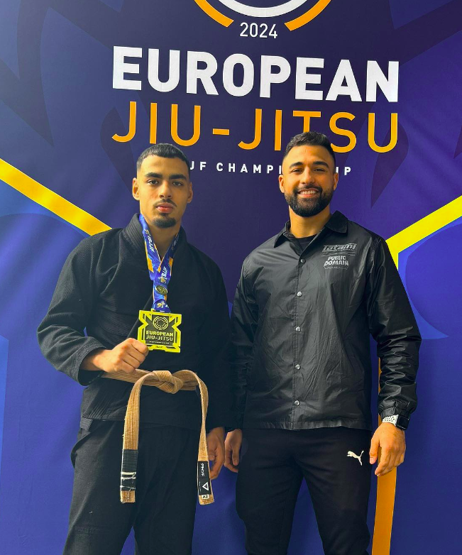 Les deux coachs de l’académie de Jiu-Jitsu, Naim Mojahed et Abderrahman Zekhnini, debout côte à côte, symbolisant la passion et l’expertise en Jiu-Jitsu brésilien.