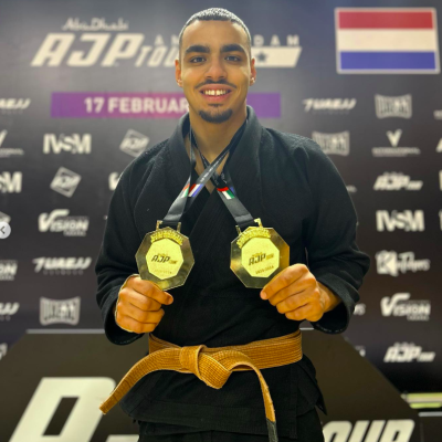 Naim Mohajed coach Naim Mojahed, coach expérimenté de l’académie de Jiu-Jitsu, prêt à transmettre sa passion et son expertise en Jiu-Jitsu brésilien.