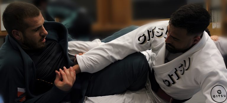 Sparring de Jiu-Jitsu Coach Abderrahman enseignant les techniques de Jiu-Jitsu brésilien à un apprenti lors d’un entraînement pratique, mettant en lumière l’art martial au sol.