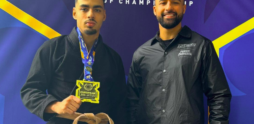 naim & abdel coach de l’académie de jiu-jitsu Les deux coachs de l’académie de Jiu-Jitsu, Naim Mojahed et Abderrahman Zekhnini, debout côte à côte, symbolisant la passion et l’expertise en Jiu-Jitsu brésilien.